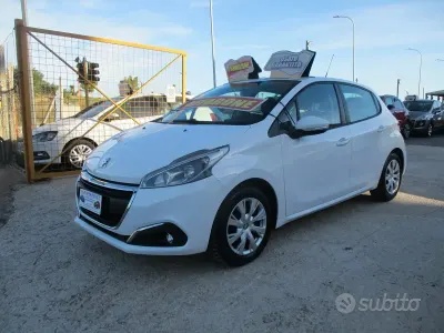 Usata Peugeot 208 Allure 68 CV (50 kW) 2015 Bianco Utilitaria