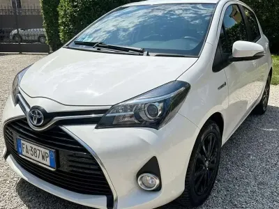 Usata Toyota Yaris Hybrid Active 75 CV (55 kW) 2015 Bianco Berlina