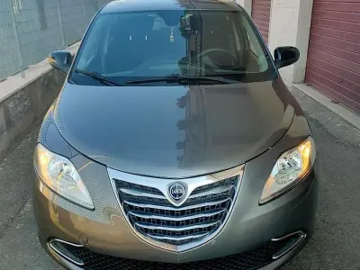 Usata Lancia Ypsilon Gold 60 CV (44 kW) 2015 Grigio Utilitaria