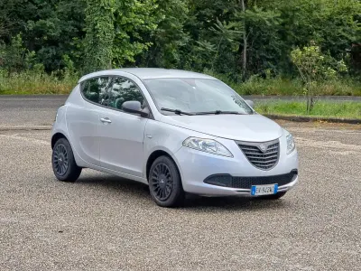 Używany Lancia Ypsilon Gold 69 KM (50 kW) 2014 Szary Hatchback