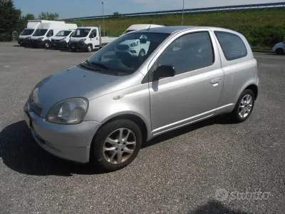Usata Toyota Yaris 68 CV (50 kW) 2001 Grigio Utilitaria