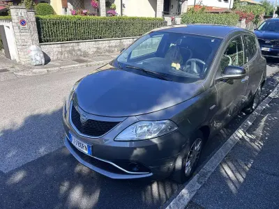 Usata Lancia Ypsilon Silver 69 CV (50 kW) 2017 Utilitaria