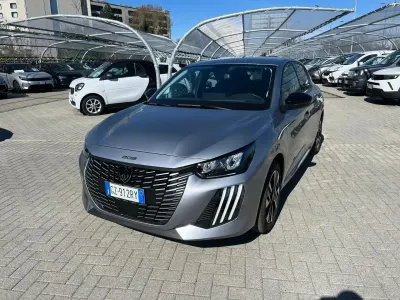 Usata Peugeot 208 Allure 100 CV (73 kW) 2025 Grigio Utilitaria