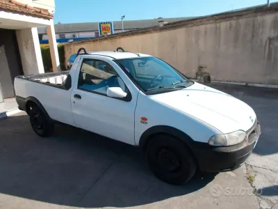 Käytetty Fiat Strada 69 HP (50 kW) 2000 Valkoinen Nouto