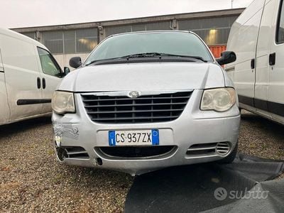 Usata Chrysler Voyager 150 CV (110 kW) 2005 Grigio Monovolume