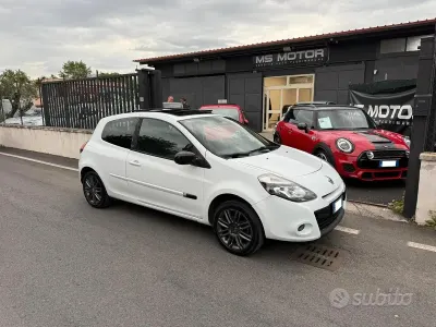 Gebraucht Renault Clio II 75 PS (55 kW) 2010 Weiß Kleinwagen