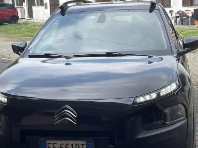Usata Citroën C4 Shine 99 CV (72 kW) 2016 Nero SUV
