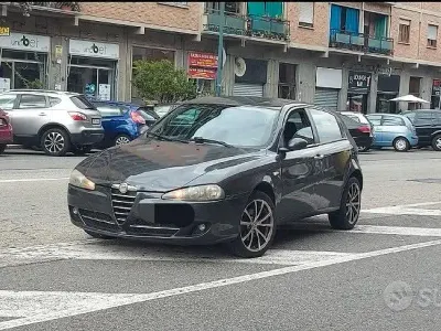 Usata Alfa Romeo 147 120 CV (88 kW) 2007 Grigio Utilitaria