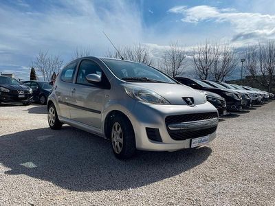 Usata Peugeot 107 67 CV (49 kW) 2010 Grigio Utilitaria