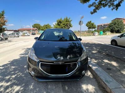 usata Peugeot 208 1.4 VTi 95 CV non fumatore, tenuta sempre in box, due proprietari, bluetooth