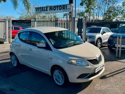Usado Lancia Ypsilon Gold 69 HP (50 kW) 2018 Bege Citadino