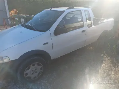 Usata Fiat Strada 60 CV (44 kW) 2004 Bianco Pick-up