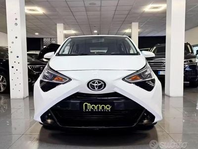 Usata Toyota Aygo X-play 72 CV (52 kW) 2021 Bianco Utilitaria