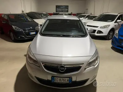 Używany Opel Astra 140 KM (102 kW) 2010 Szary Sedan/Limuzyna