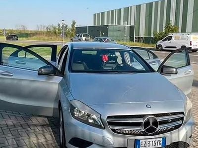 Usata Mercedes A180 109 CV (80 kW) 2015 Grigio Berlina