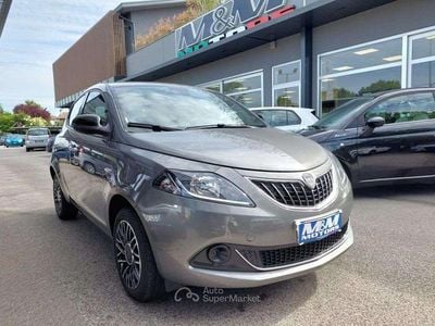 Usata Lancia Ypsilon Gold 69 CV (50 kW) 2024 Grigio scuro Utilitaria