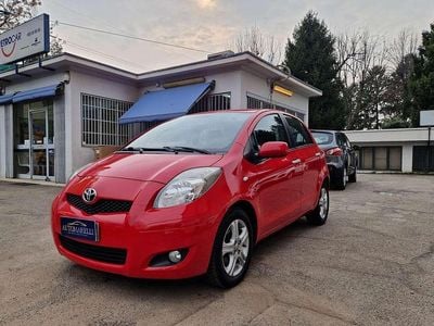 Usata Toyota Yaris Sol 101 CV (74 kW) 2011 Rosso Utilitaria
