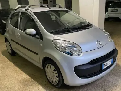 Usado Citroën C1 68 CV (50 kW) 2008 Plateado Utilitario