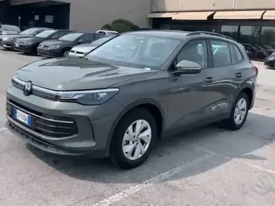 Usata VW Tiguan Life 131 CV (96 kW) 2024 Verde SUV