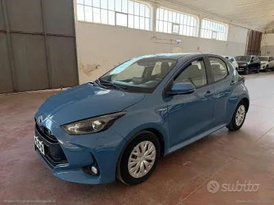 Usata Toyota Yaris Hybrid Business Edition 92 CV (67 kW) 2021 Bluazzurro Berlina