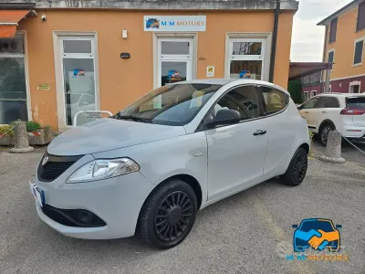 Usado Lancia Ypsilon S 69 HP (50 kW) 2018 Cinzento Citadino