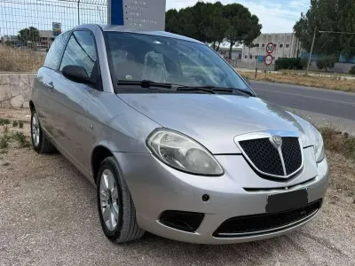 Usata Lancia Ypsilon 69 CV (50 kW) 2004 Argento Utilitaria