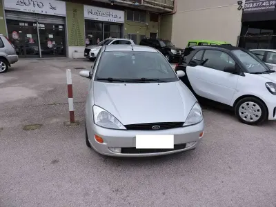 Usata Ford Focus Zetec 90 CV (66 kW) 2001 Argento Berlina