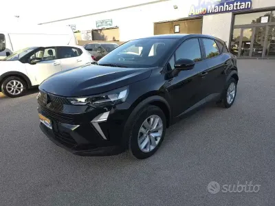 Second-hand Renault Captur 101 CP (74 kW) 2024 Negru SUV