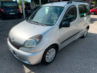 Usata Toyota Yaris 85 CV (62 kW) 2002 Grigio Station wagon