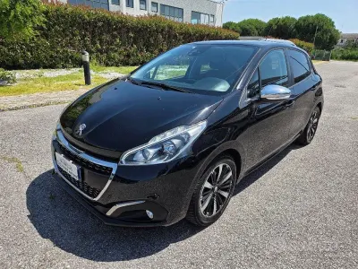 Usata Peugeot 208 S 102 CV (75 kW) 2019 Nero Utilitaria