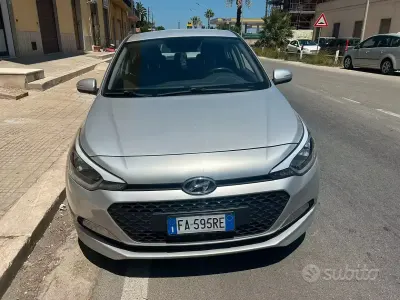 Usata Hyundai i20 Comfort 75 CV (55 kW) 2015 Grigio Berlina
