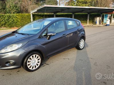 Usata Ford Fiesta 96 CV (70 kW) 2010 Grigio Utilitaria
