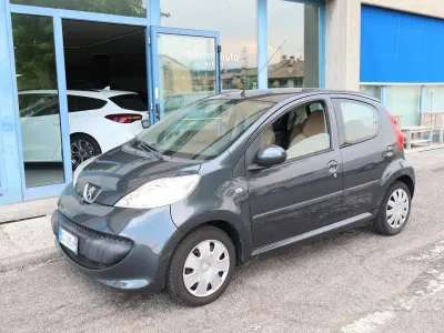 Usata Peugeot 107 68 CV (50 kW) 2006 Grigio Utilitaria