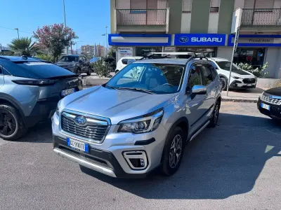 Usata Subaru Forester Style 149 CV (109 kW) 2021 Argento SUV