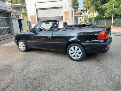 Usata Opel Astra Cabriolet 90 CV (66 kW) 1997 Nero Cabrio