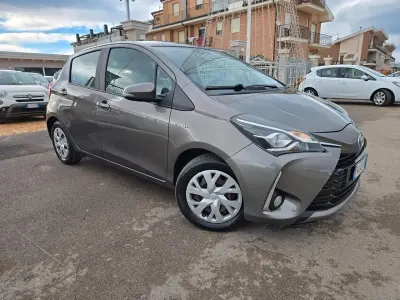 Usata Toyota Yaris Hybrid Active 73 CV (53 kW) 2019 Grigio Berlina