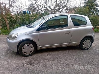 Usata Toyota Yaris 68 CV (50 kW) 2002 Grigio Utilitaria