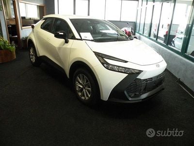 Usata Toyota C-HR Active 140 CV (102 kW) 2024 Bianco SUV
