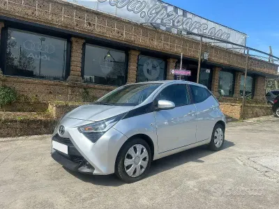 Usata Toyota Aygo 72 CV (52 kW) 2021 Grigio Utilitaria