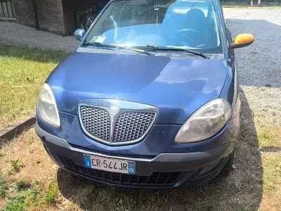 Usata Lancia Ypsilon 69 CV (50 kW) 2004 Bluazzurro Utilitaria