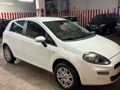 Usata Fiat Grande Punto S 77 CV (56 kW) 2012 Bianco Utilitaria