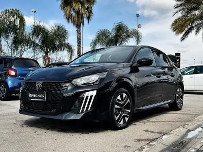 Usata Peugeot 208 Allure 101 CV (74 kW) 2025 Nero Utilitaria