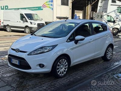 Usata Ford Fiesta 97 CV (71 kW) 2009 Bianco Utilitaria