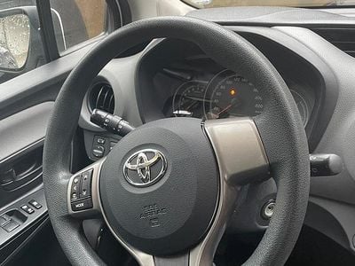 Usata Toyota Yaris 69 CV (50 kW) 2015 Bianco Utilitaria