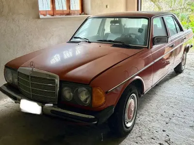Usata Mercedes 230 116 CV (85 kW) 1979 Arancione Berlina