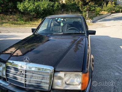 Usata Mercedes E200 122 CV (89 kW) 1991 Nero Berlina