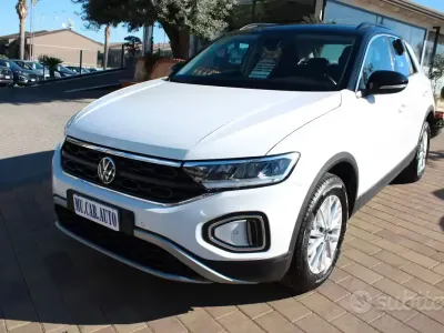 Usata VW T-Roc Life 110 CV (80 kW) 2023 Bianco SUV