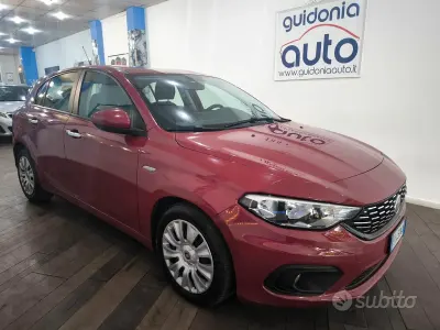 Gebraucht Fiat Tipo Easy 95 PS (69 kW) 2017 Rot Limousine