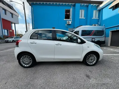 Usata Toyota Yaris Edition 90 CV (66 kW) 2011 Bianco Berlina