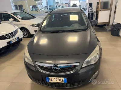 Usata Opel Astra Cosmo 110 CV (80 kW) 2012 Grigio Station wagon